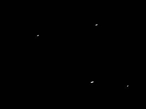 四個小白點漂浮在黑色虛空中，像遙遠的星星。