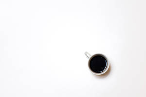 白色背景上裝滿黑咖啡的白色咖啡杯。 — 咖啡 壁紙