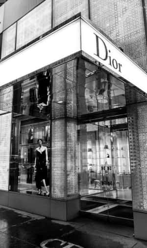 Dior店角落，窗內模特兒，濕滑行人路。 — Galaxy Tab A11 壁紙