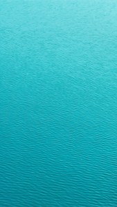 藍綠色水面，輕柔漣漪形成平靜的抽象圖案。 — 純色 壁紙