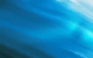 帶有柔和筆觸和發光高光的抽象藍色水彩漸變。