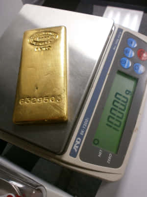 一塊1000克金條放在數碼秤上顯示其重量。