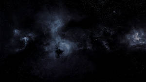 黑暗的宇宙星雲，帶有發光的藍色雲團和散落的星星，在深空中。 — 暗色 壁紙