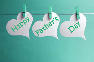 三個心形紙牌寫著「Happy Father's Day」夾在線上。