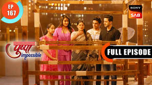 五位演員在夜間站在城市環境中的木製欄杆後面。