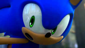 Sonic the Hedgehog 有綠色眼睛同堅定嘅表情。