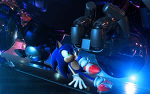 Sonic the Hedgehog 在霓虹燈照亮的未來場景中躲避一個巨大的機械拳頭。