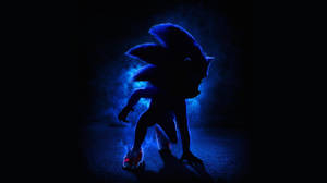 Sonic the Hedgehog 在黑暗煙霧背景中的發光藍色剪影。