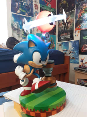 Sonic the Hedgehog 雕像，帶有發光環燈，位於遊戲海報牆上。
