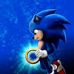 Sonic the Hedgehog 在藍色背景下手持發光戒指。