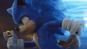 索尼克（Sonic the Hedgehog）在藍色模糊中疾馳時握著一個金色指環。