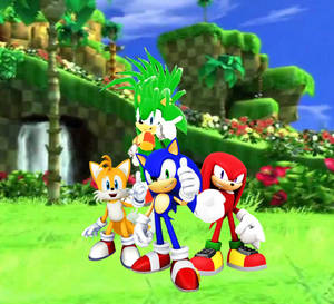 Sonic、Tails、Knuckles 和 Amy 在一個有瀑布和花朵的茂密叢林中擺姿勢。 — 遊戲 壁紙