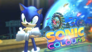 Sonic the Hedgehog 在一個色彩繽紛的未來嘉年華場景中，有發光的遊樂設施和霓虹燈。