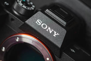 Sony相機機身和帶有橙色環的鏡頭接環特寫。