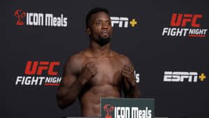 赤裸上身的UFC拳手在記者會上舉拳擺姿勢。