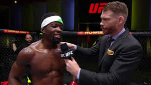 UFC拳手在比賽後於八角籠內接受訪問。