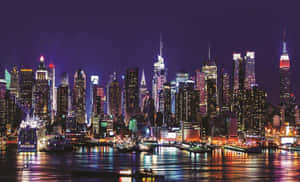 紐約市天際線的夜景，有燈火通明的摩天大樓和水面倒影。