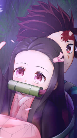 戴著竹製口塞的動漫少女身穿粉紅和服，男孩在森林中從她肩後觀看。 — 鬼滅之刃 禰豆子 壁紙
