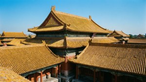 藍天下，傳統中國皇宮建築群的金色瓦片屋頂。 — 中文 壁紙