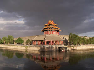暴風雨天空下，水中倒映的古代中式宮殿塔樓