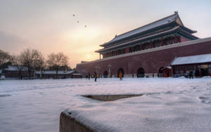 日出時分，雪覆蓋的故宮庭院，有人行走。 — 建築 壁紙