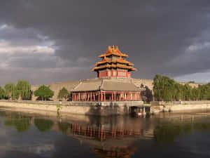 古代中國宮殿塔樓在暴風雲下倒映在水中。