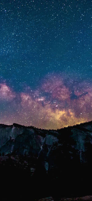 銀河系在星空下閃耀於黑暗山脈剪影之上