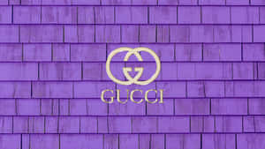 紫色木瓦上的金色Gucci標誌 — 紫色美學 壁紙