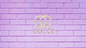 紫色磚牆上的金色Gucci標誌。 — 紫色美學 壁紙