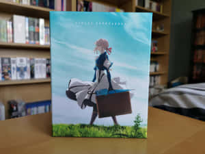 動畫盒裝藝術，Violet Evergarden 站在草地上，在藍天下拿著手提箱。