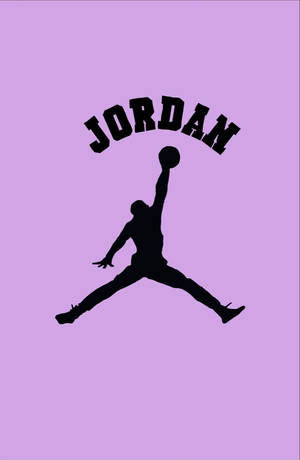 黑色剪影，米高佐敦在半空中灌籃，上方有「JORDAN」文字，背景為紫色。 — 淺紫色動態圖片 壁紙