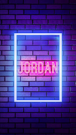 霓虹燈牌上寫著JORDAN，背景為紫色磚牆。
