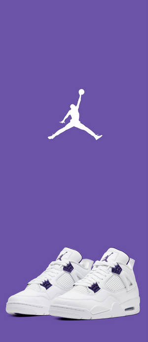 白色 Air Jordan 4 運動鞋，帶有紫色細節，紫色背景上有 Jumpman 標誌。