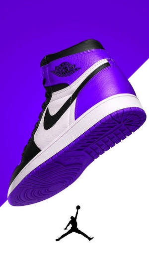 紫黑白色Jordan 1波鞋漂浮，下方有Jumpman標誌。
