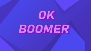 幾何藍色和紫色背景上的粗體粉紅色OK BOOMER文字