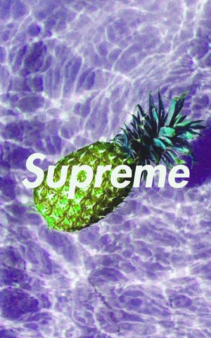 一個菠蘿在紫色水中漂浮，帶有Supreme字樣。