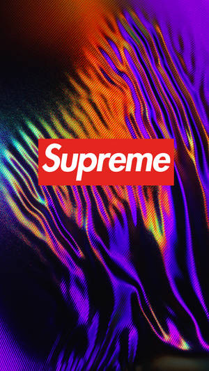 Supreme標誌在色彩繽紛的抽象數碼背景上，帶有漩渦全息圖案。