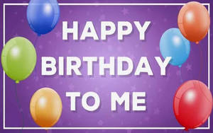 Happy birthday to me 文字被色彩繽紛的氣球環繞在紫色背景上。