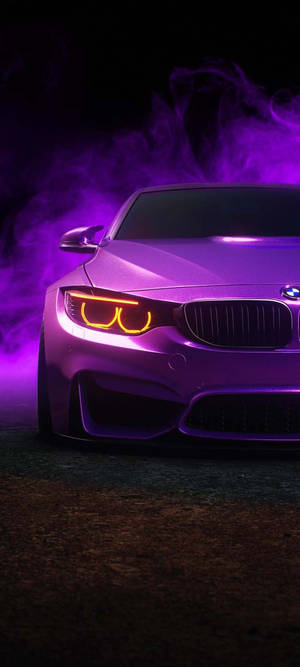 紫色BMW跑車在煙霧瀰漫的夜晚環境中發出頭燈光芒