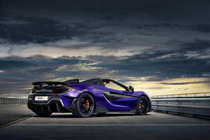 日落時分賽道上的紫色McLaren 600LT Spider。