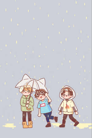三個穿著雨衣的小孩在貓耳雨傘下與水坑一起在雨中行走。