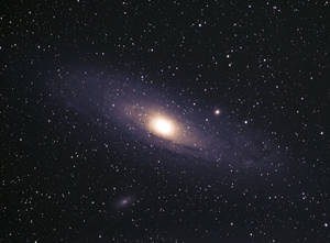 在深空中被無數恆星環繞的明亮螺旋星系。