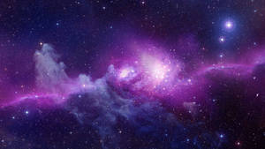 在深空中閃耀著星星的充滿活力的紫色和藍色星雲。