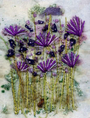 紋理布料背景上，帶金色花莖的刺繡紫色花朵。 — 美學圖案 壁紙