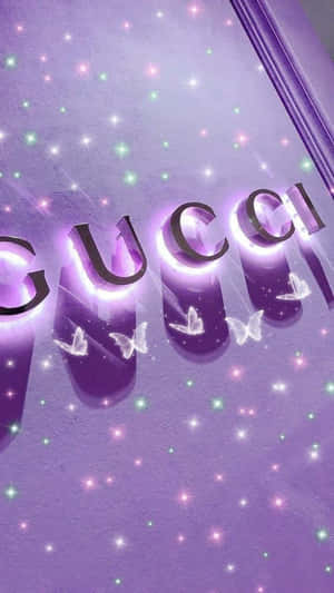 Gucci 標誌在閃爍的紫色背景上，帶有發光霓虹和蝴蝶。 — 紫色美學 壁紙