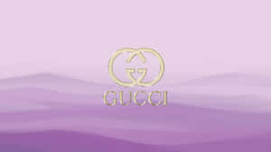 Gucci標誌居中於風格化的紫色山脈和天空之上。
