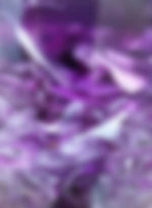 紫色和白色流動紋理的模糊抽象圖案。 — 深紫色美學 GIF 壁紙