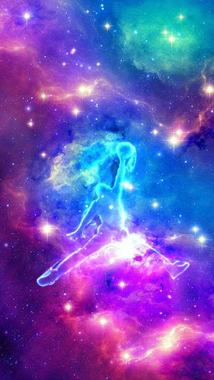 在色彩繽紛的星雲和星星之間發光的宇宙舞者。 — 淺紫色動態圖片 壁紙