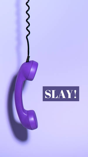 紫色電話聽筒，帶螺旋電線，薰衣草背景上有 SLAY 文字。