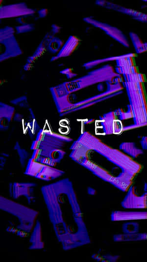 深色背景上帶有「WASTED」文字的紫色故障卡式錄音帶。